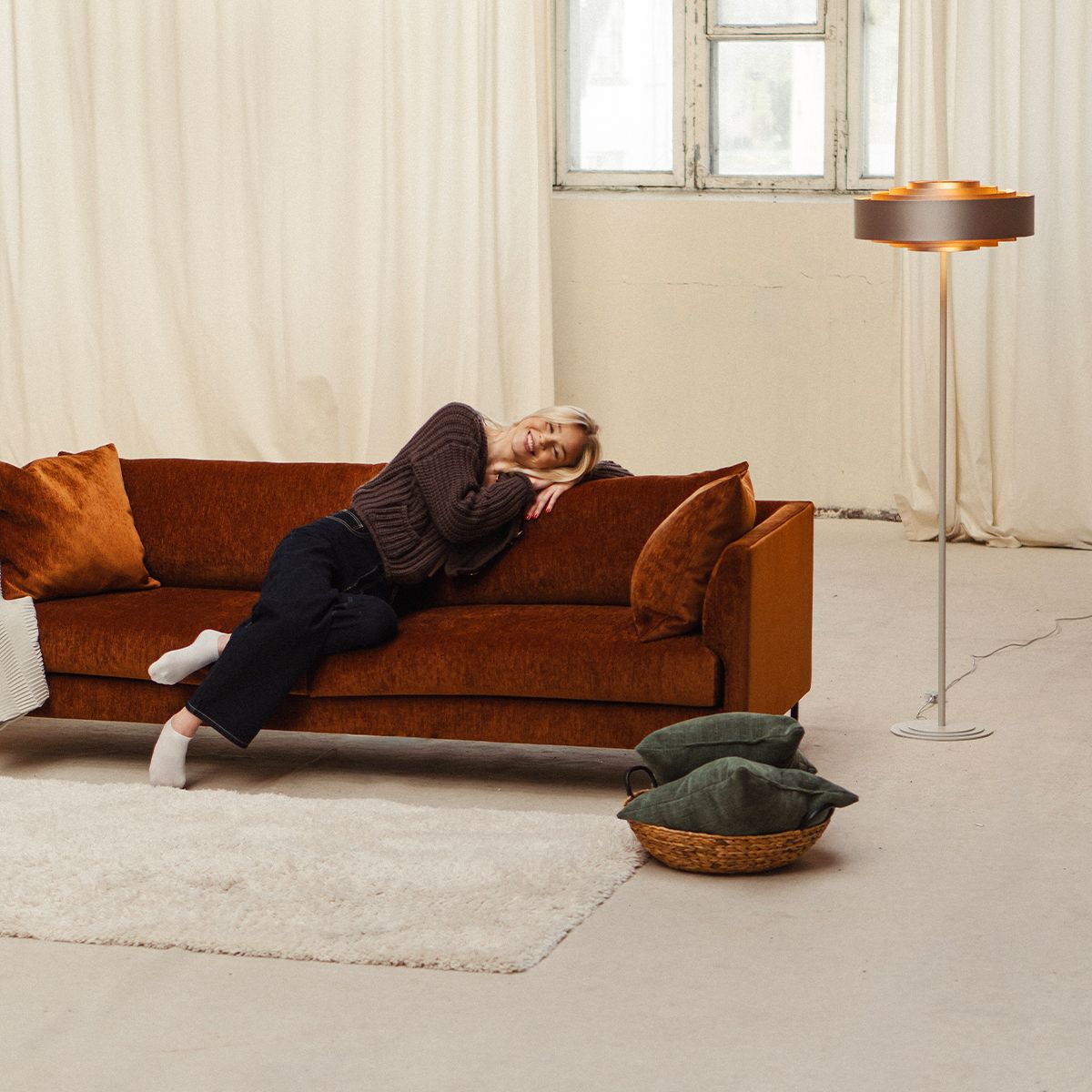 Amaya 3,5 seter sofa 232 cm med Fluff One i Loft tekstil