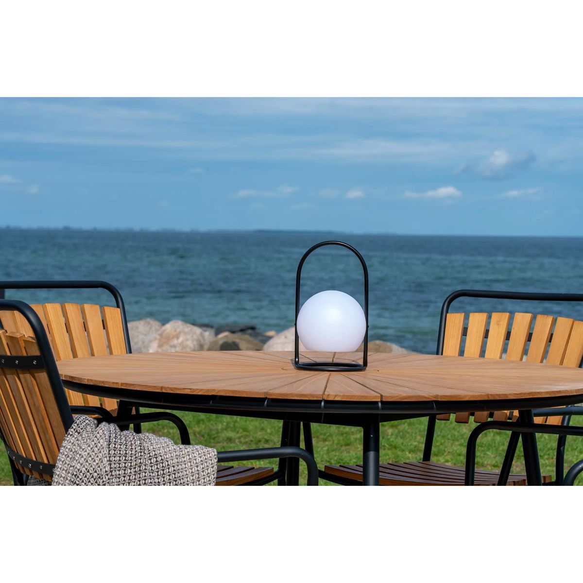 Cleveland Spisebord Ø130 – Teak / Sorte Ben | House Nordic