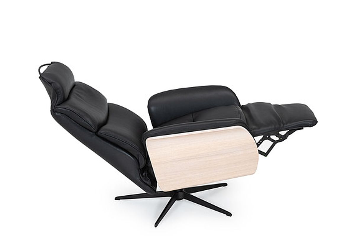 Ailo Recliner stol med integrert fothviler i ekte Madras skinn