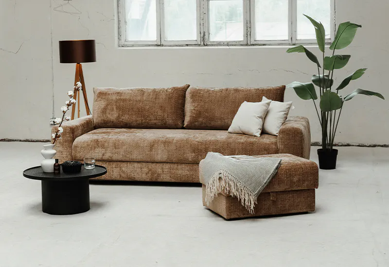 Gosa 3 seter sovesofa med Gosa puff med oppbevaring i Cremona 14 lys brun tekstil