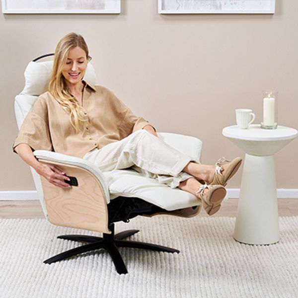 Beige hvilestol med integrert fothviler fra Skagen Studio