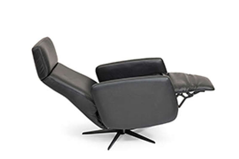 Leon Recliner med integrert fothviler | Semianilin skinn